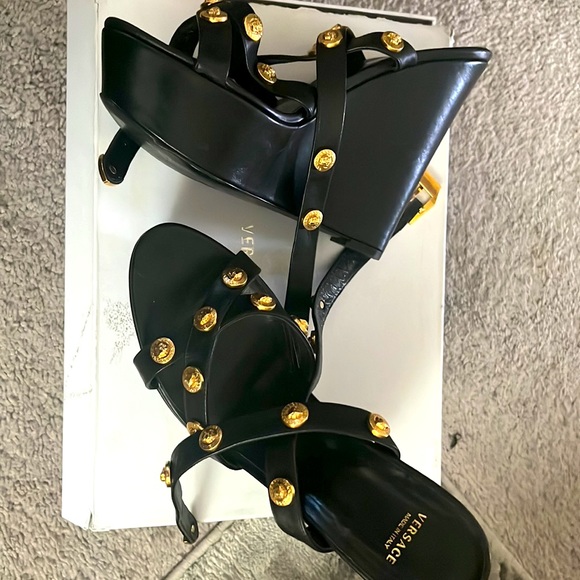 Beautiful Versace platform heels - Picture 2 of 4